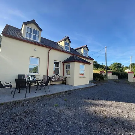 Casa vacanze 3-bed House Sleeps 6 With Garden And Parking *